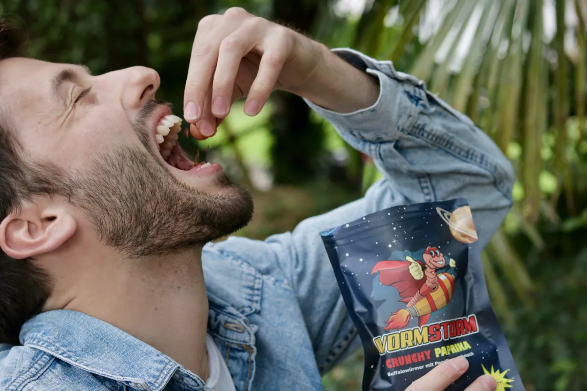 Mann testet Insekten-Snack (© WORMSTORM)