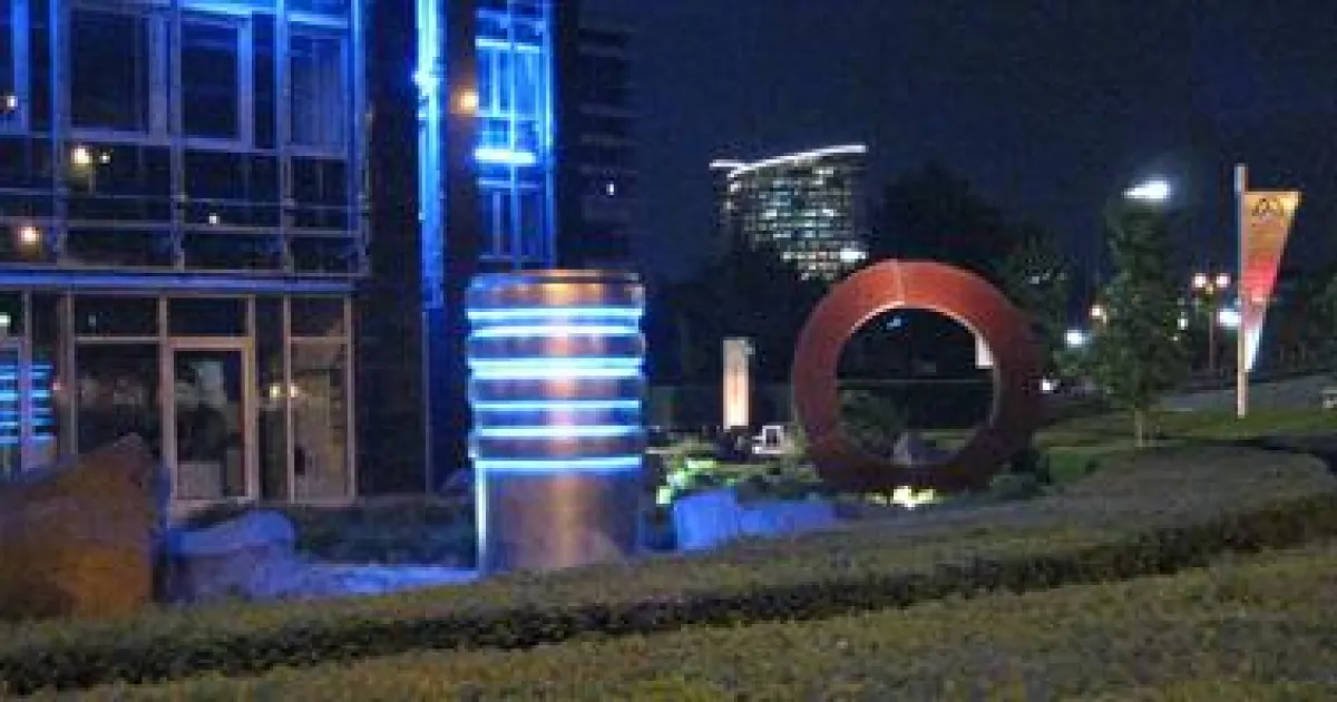 Nachtansicht der Skulptur 