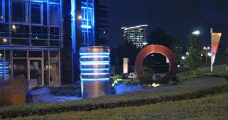 Feierliche Enthüllung der Skulptur „blue tree“ im Garten des AENGEVELT-Stammhauses am Kennedydamm Bild: Feierliche Enthüllung der Skulptur „blue tree“ im Garten des AENGEVELT-Stammhauses am Kennedydamm