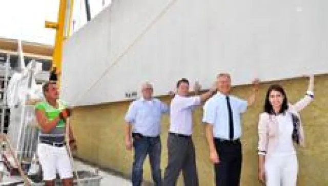 Bild: Gut aufgestellt: Oberbürgermeister und Deutsche Reihenhaus stellen in Ingolstadt erste Wände