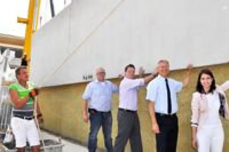 Bild: Gut aufgestellt: Oberbürgermeister und Deutsche Reihenhaus stellen in Ingolstadt erste Wände