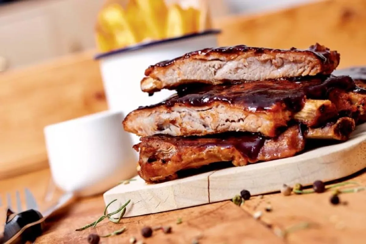 Der BBQ-Profi eignet sich super zum Marinieren von Fleisch.