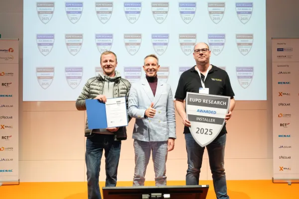 Bild: BIBER SolarKonzept GmbH erhält wiederholt EUPD Research Installer Award auf der Intersolar in München