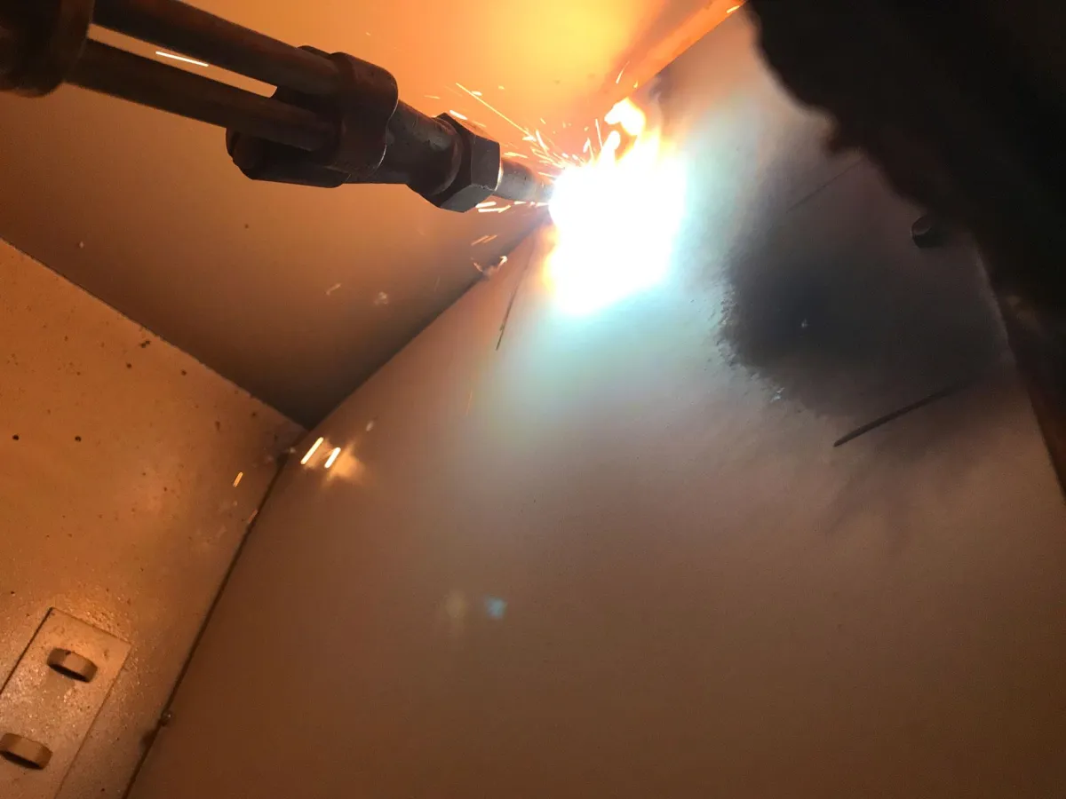 Den für die Tests hergestellten Probekörpern wird mit Einbruchwerkzeugen zu Leibe gerückt. (ESSA252)