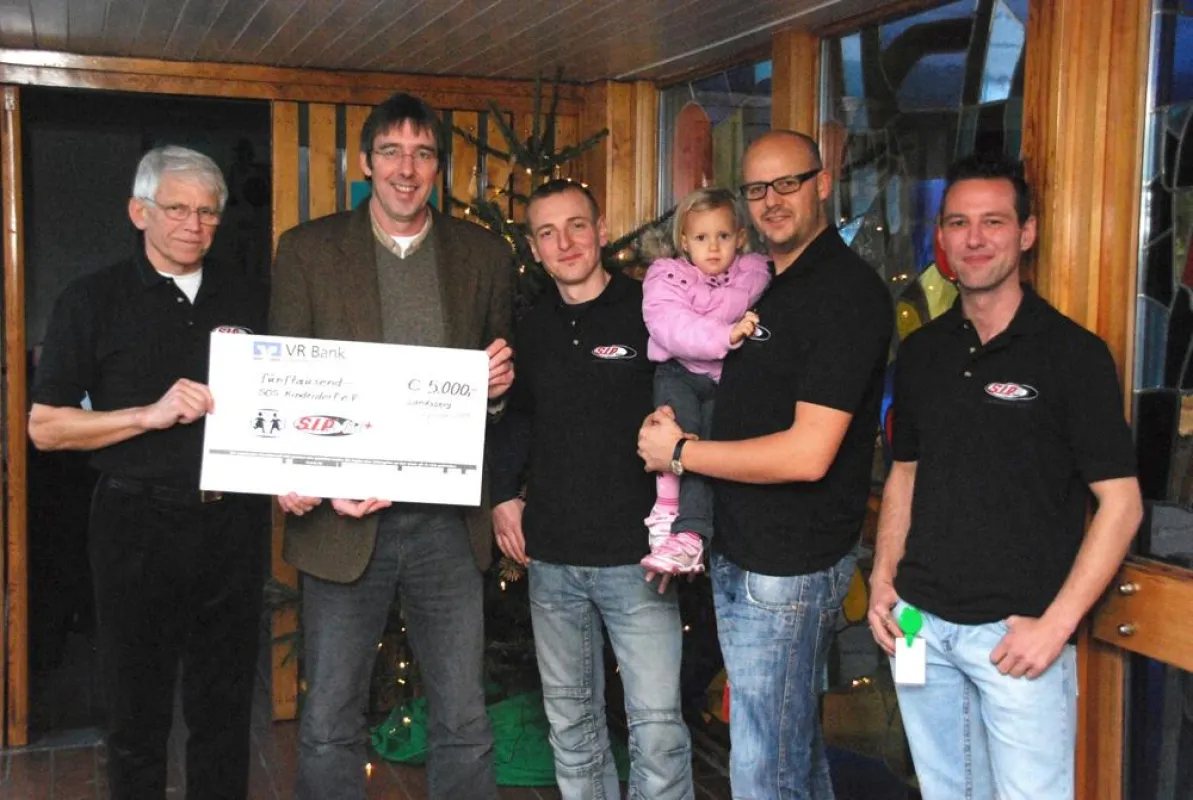 auf dem Bild (von links): Walter Barth, Christof Rublack (SOS Kinderdorf), Otto Wermescher, Christian Seidl mit Tochter Lena, Mario Ott