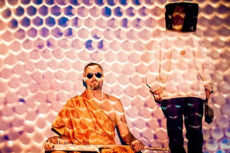 Bild: Cosmic Love - Ein Bienenstück von unitedOFFproductions