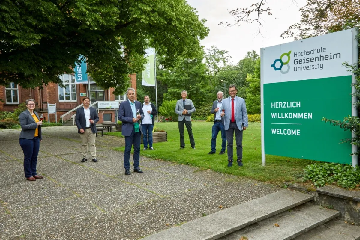 Vertreter/innen der Hochschule Geisenheim und des zfh nach der Vertragsunterzeichnung -