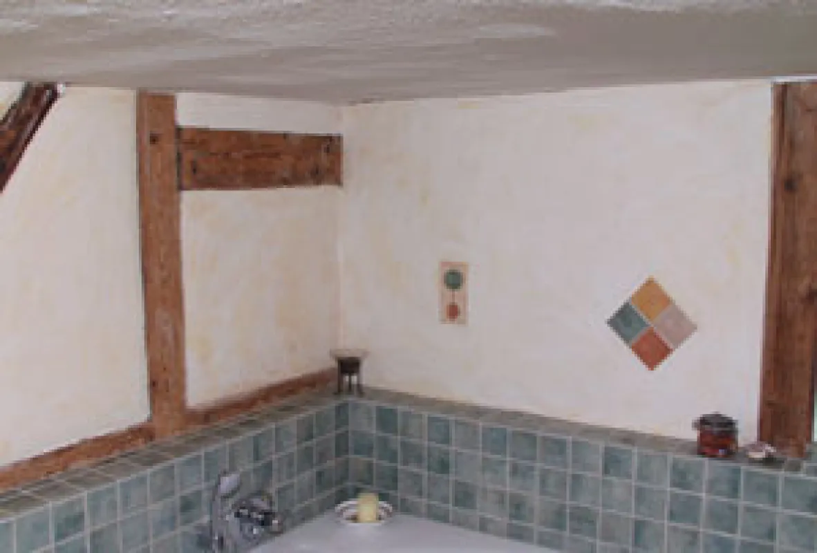 Lehmputze können Feuchtigkeit etwa doppelt so schnell aufnehmen wie herkömmliche Putze. Daher sind sie gerade für Feuchträume wie Bad und Dusche bestens geeignet. (Foto: BaumitBayosan)