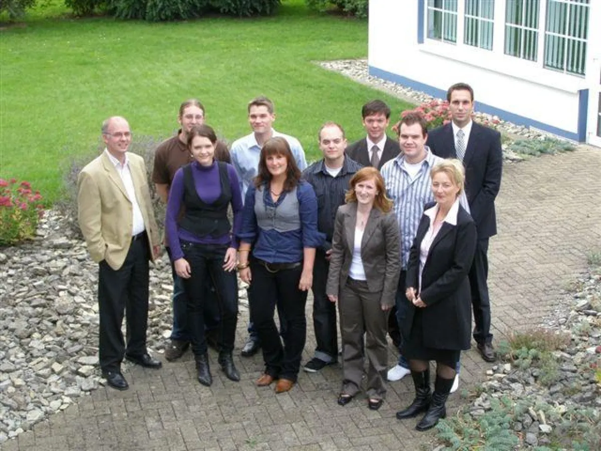 Trainees und Auszubildende der Fa. OFRA Generalbau zusammen mit Personalleiterin (rechts vorn) und Ausbildungsbegleiter (links)