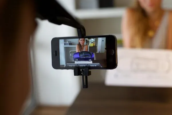 Bild: headflat macht das Smartphone zum Kino auf dem Kopf