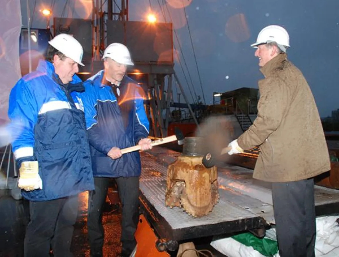 Bürgermeister Franz Schwarz, Geschäftsführer Peter Lohr und Bohrmeister Zoltan Toth (v. re.) beim traditionellen Schlag auf den Bohrmeißel