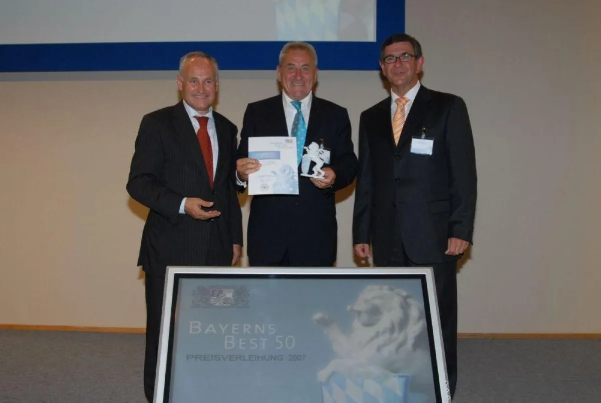 Zur Auszeichnung Bayerns Best 50 gratulierten Minister Erwin Huber (links) und Geschäftsführer Ralf Broschulat vom Ausrichterunternehmen Ernst & Young AG, München (rechts) Vorstand Udo Möhrstedt von I