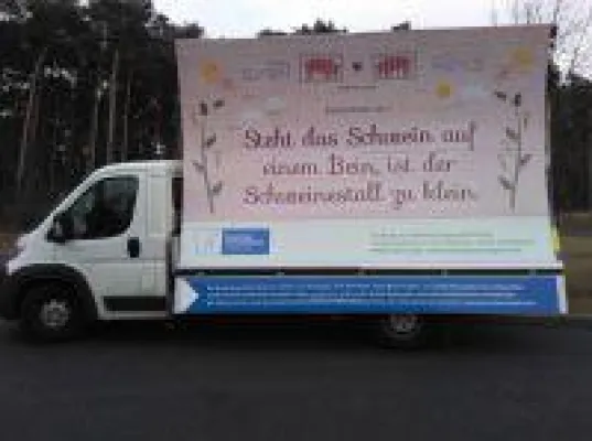 Bild: Plakat-Wagen des Deutschen Tierschutzbüros mit "Neuen Bauernregeln" MORGEN (20.2.17) um 11 Uhr in Bonn