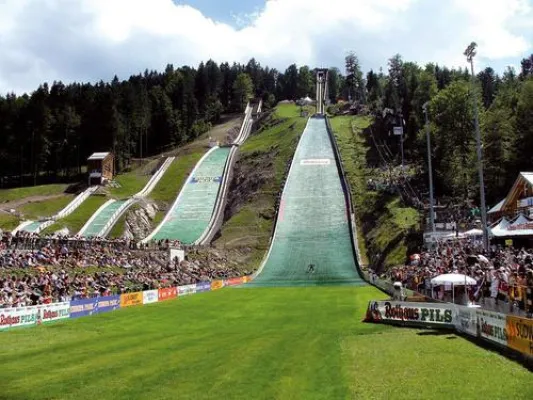 Bild: Die Weltelite im Skispringen und der Nordischen Kombination live auf zaplive.tv