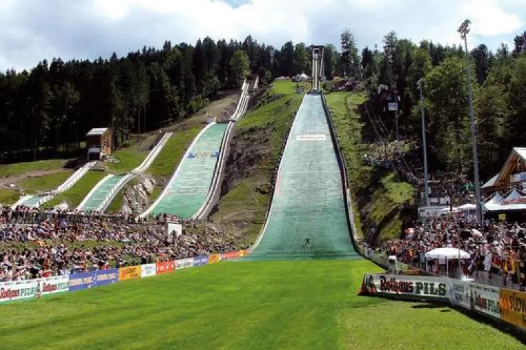 Bild: Die Weltelite im Skispringen und der Nordischen Kombination live auf zaplive.tv