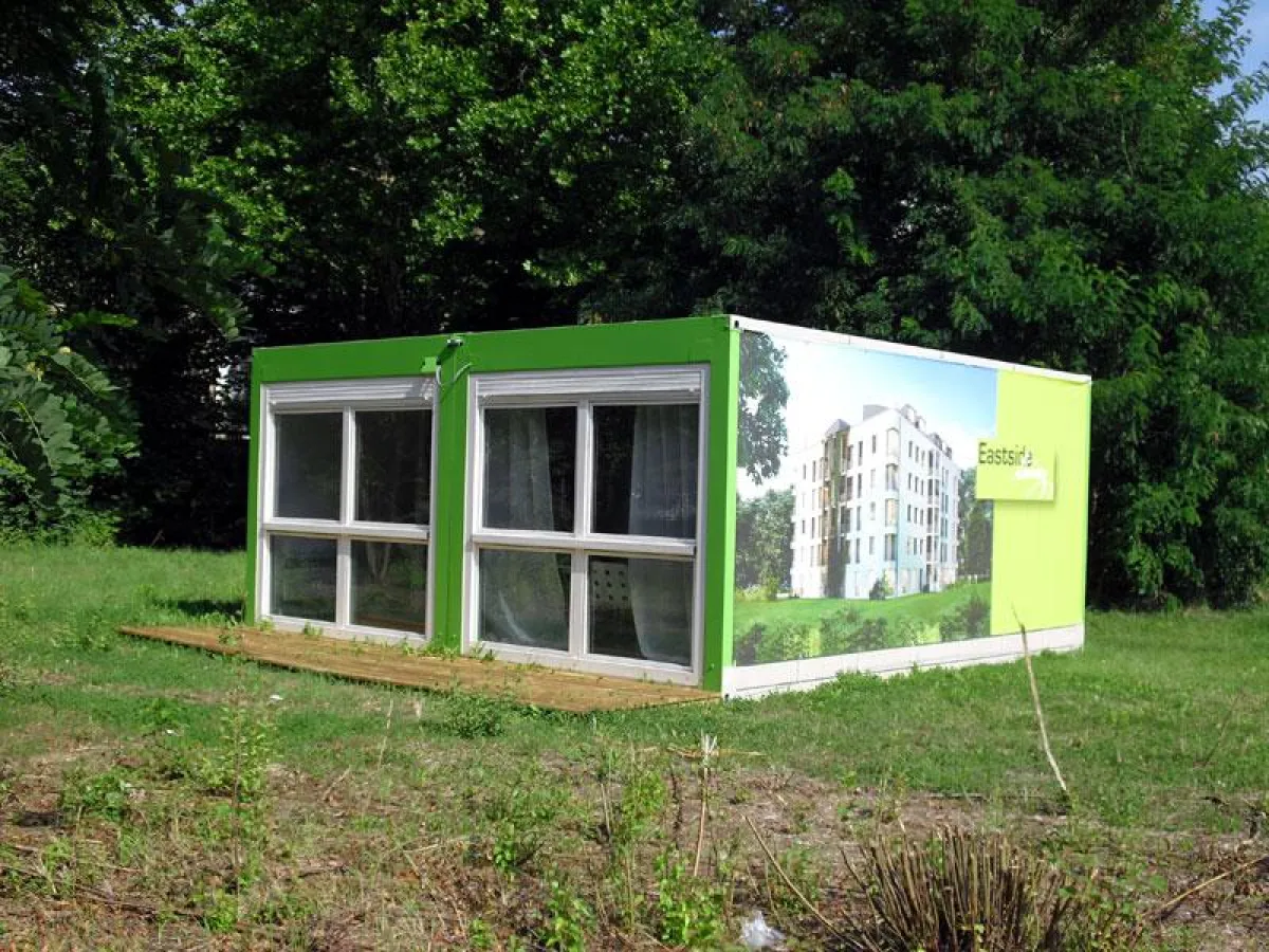 Von außen sind die ELA-Räume mit einer Ansicht des fertigen Wohnhauses bedruckt. Die Inneneinrichtun