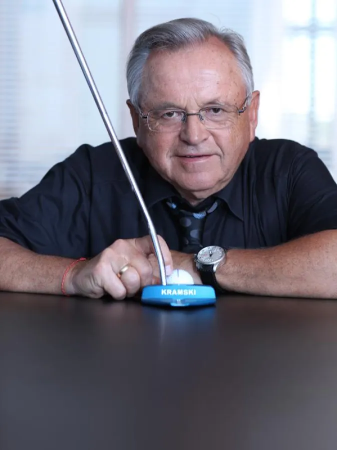 Neben seinen Premiumputtern hat Wiestaw Kramski auch Trainingshilfen für mehr Putt-Erfolg im Angebot