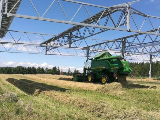 Bild: Sonne ernten auf zwei Etagen – Agrophotovoltaik steigert die Landnutzungseffizienz um über 60 %