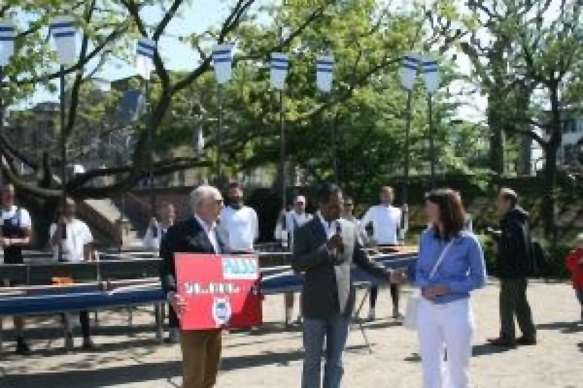 Scheckübergabe (20.000,- Euro) direkt am Main: Das Foto zeigt v.l. Vereinsvorstand Walther von Wietzlow mit dem Vorstandsvorsitzenden der PASS System Management AG, Biju Pothen sowie die Marketingleit