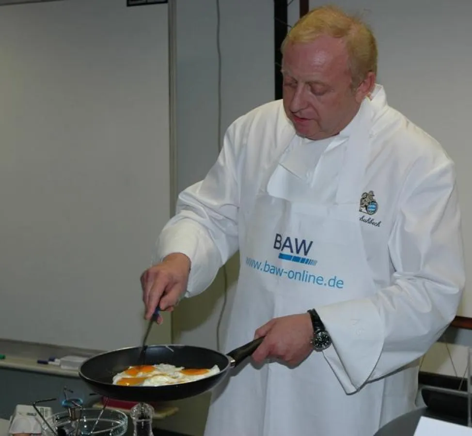 Alfons Schuhbeck bereitet unter erschwerten Bedingungen das perfekte Rührei auf einem Camping-Kocher zu