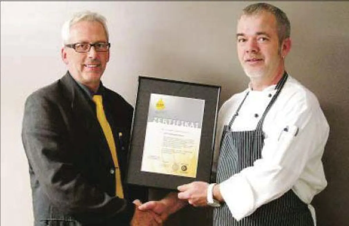 Udo Sonnenberg, Küchenchef Ostfriesenhof (r.) mit Heiner Braak, SYS-Gebietsleiter, Zertifikatsübergabe