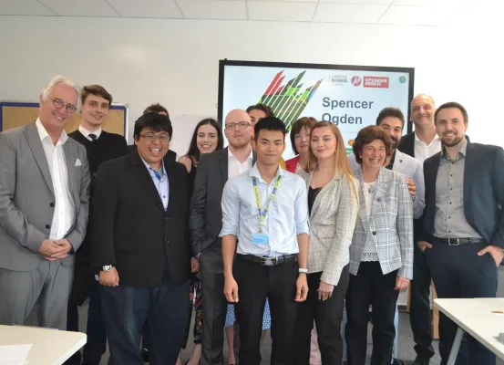 Bild: Partnerschaft von HdWM und John Moores University Liverpool – Personaldienstleister Spencer Ogden als Partner