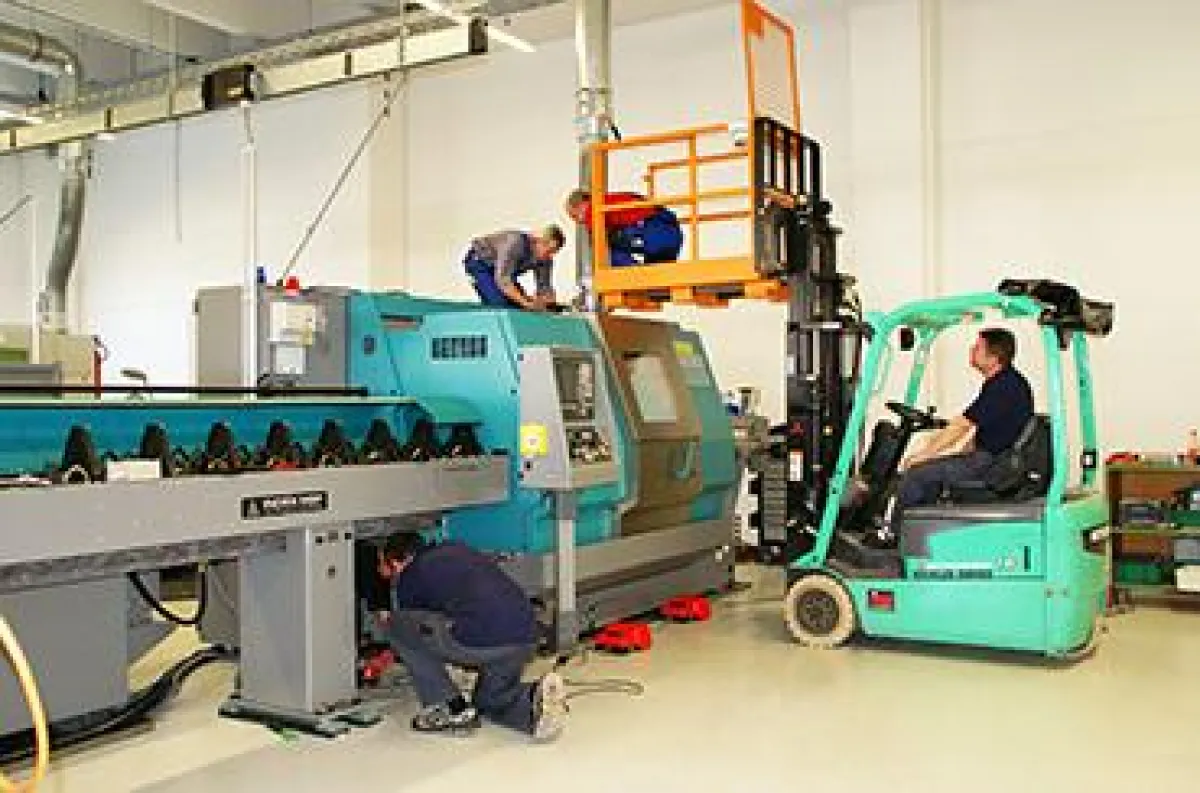 Eine neue Dreh-Fräsmaschine wird im Produktionsgebäude von ulrich medical in Ulm installiert.