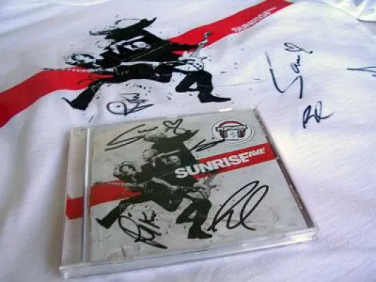 Bild: Saurum gibt Sunrise Avenue Ware mit Autogramms zu Fans