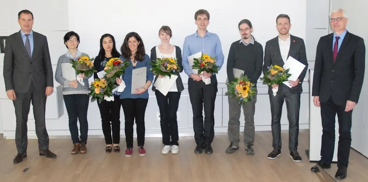 Die Preisträger umrahmt vom medac-Geschäftsführer, Nikolaus Graf zu Stolberg und Institutsdirektor Axel Brakhage. (HKI/Michael Ramm)