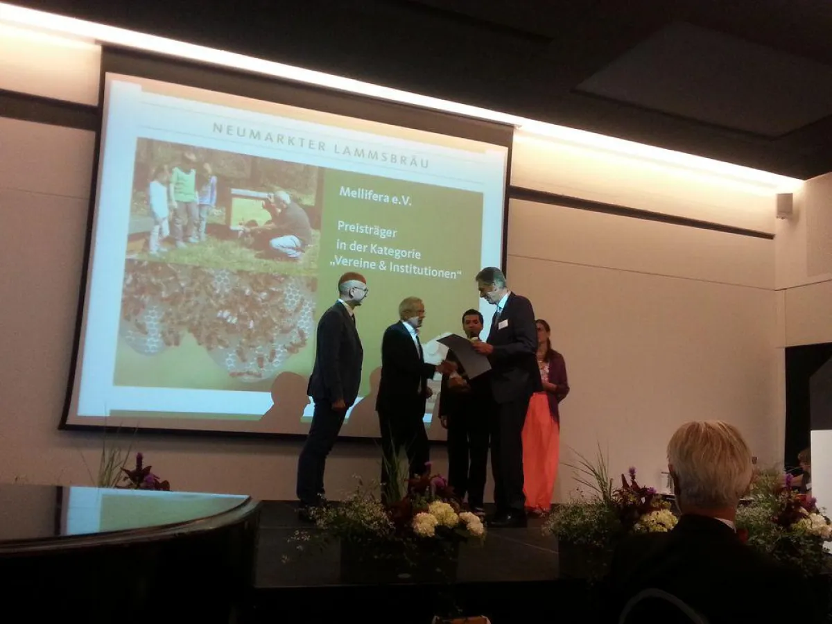 Mellifera-Geschäftsführer Jiordano Terra Pasqualini nimmt die Auszeichnung entgegen.