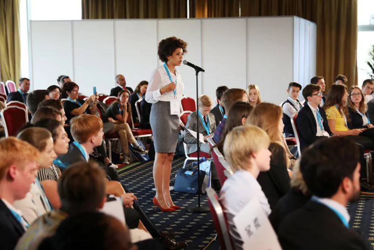 Eine der Gewinnerinnen des EYDC 2016 bei ihrem Debattenbeitrag beim europäischen Finale in Budapest