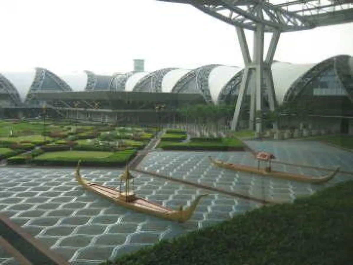 Blick auf eine Aussenanlage des neuen Flughafens \