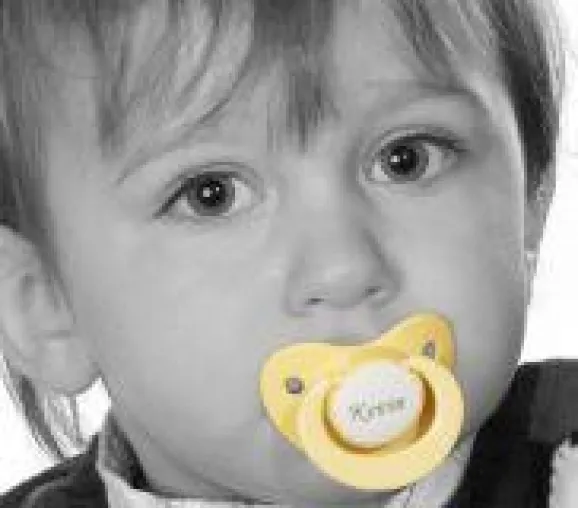 Bild: Eine neue Geschenkidee ist in aller Baby-Munde - Schnuller mit individueller Namensgravur