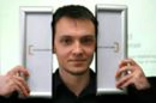 Bild: Kommunikationswirt der design akademie berlin entwickelt innovativen Werbeträger „doorad“