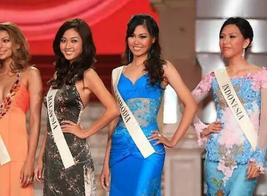 Bild: Die schönsten Frauen der Welt fahren mit der polnischen Bahn