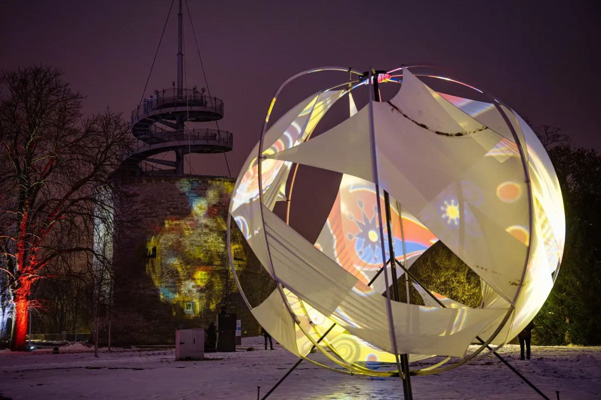 Winterleuchten im egapark - Videoprojektion am Aussichtsturm (© egapark Erfurt - Foto Steve Bauerschmidt)