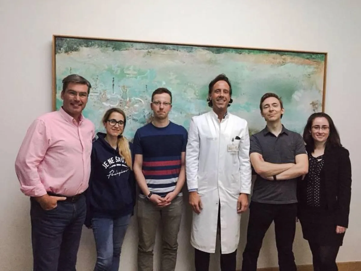 Absolventen und der Wissenschaftliche Leiter (Dresden International University (DIU), 2017)