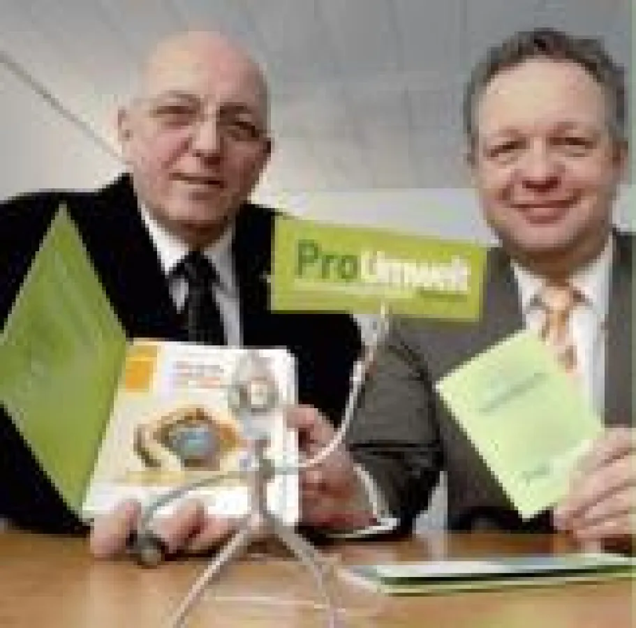 Präsentation des neuen Klimasparbuchs durch Umweltbeauftragten Axel Pannhorst (li) und den zuständigen Bereichsleiter der Provinzial Patric Fedlmeier