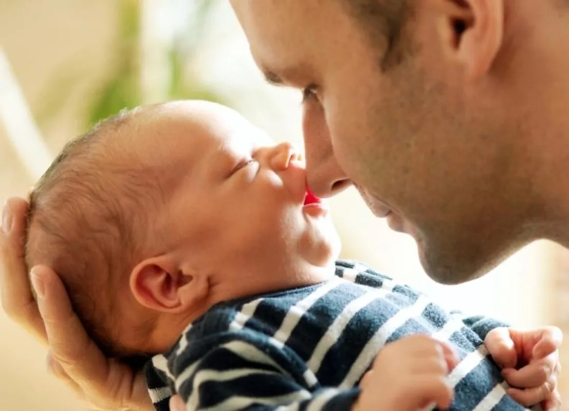 Papa hat sich hoffentlich bereits rechtzeitig vor der Geburt des Babys gegen Keuchhusten impfen lassen, denn Keuchhusten gehört zu den gefährlichsten Infektionskrankheiten im Säuglingsalter. Copyright