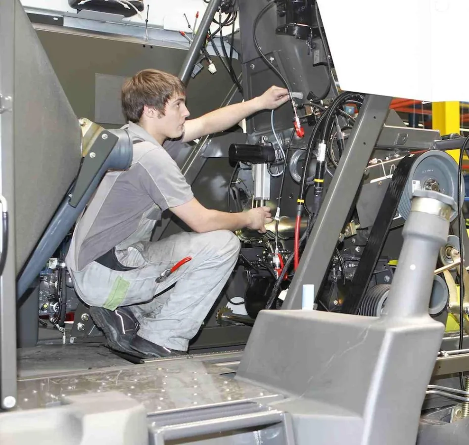 Montage eines Linearantriebes von ROEMHELD im CLAAS Stammwerk Harsewinkel (Foto: Römheld GmbH).