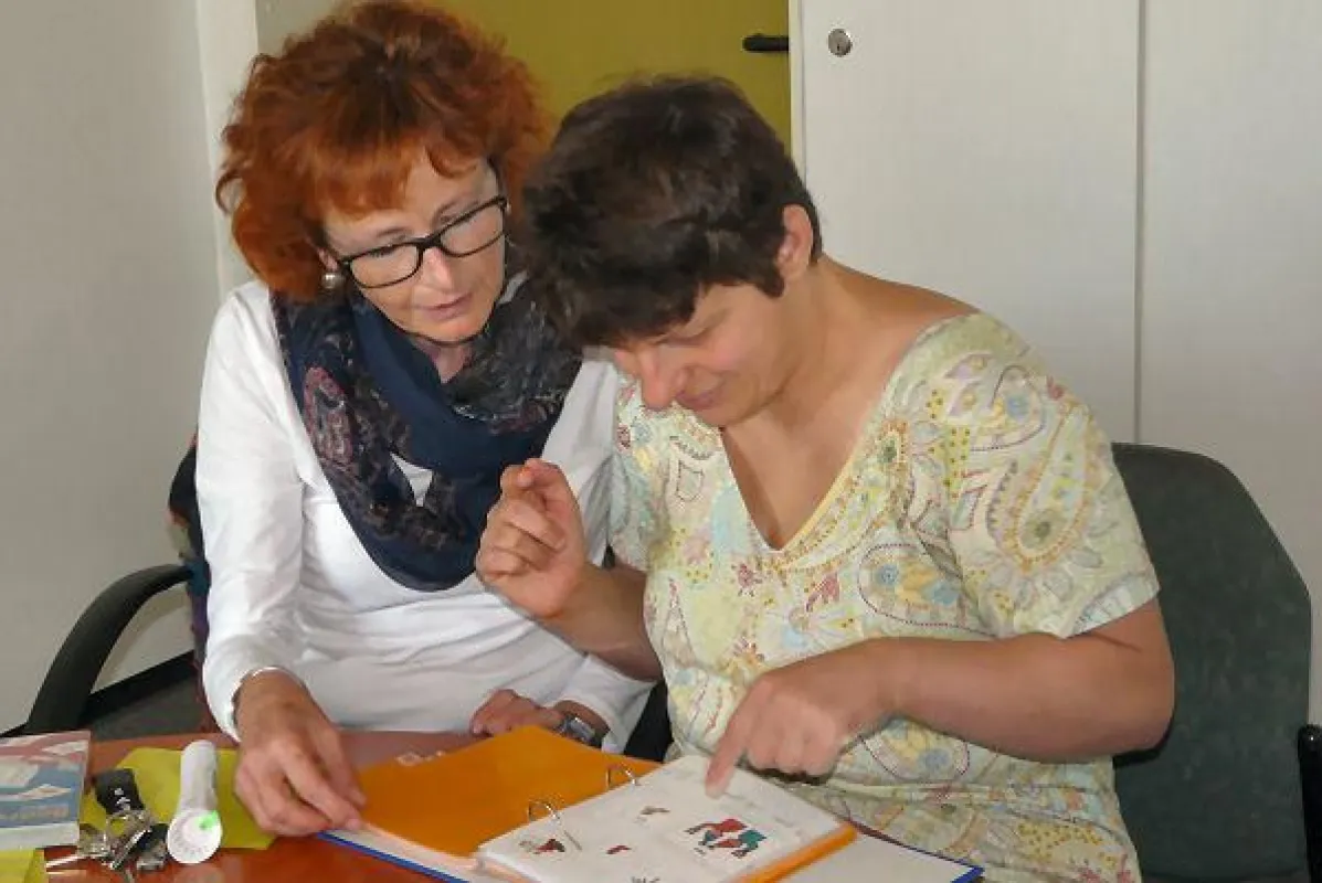 Steffi W. kommuniziert mit UK-Fachberaterin Elke Schätzle über ihr Ich-Buch.