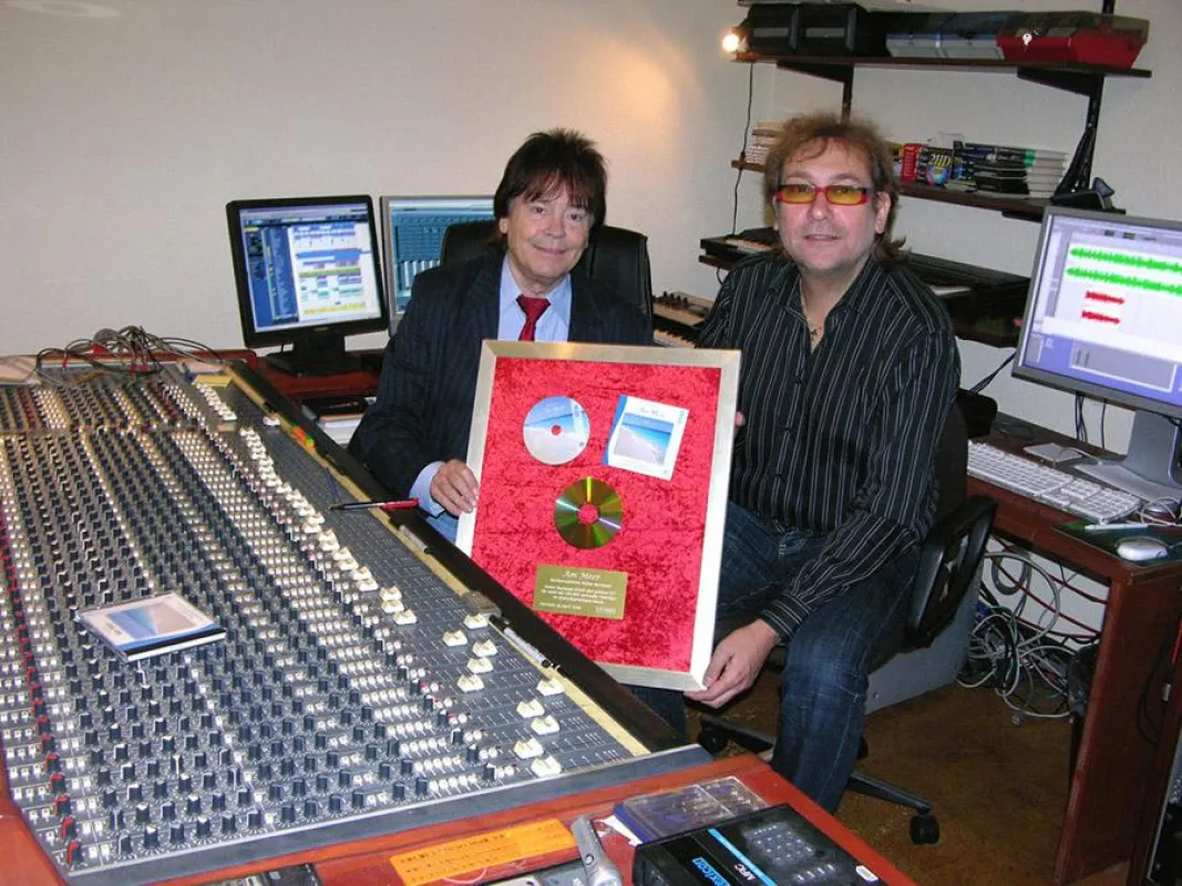 Dr. Arnd Stein (links) und Reiner Burmann (rechts) freuen sich über ihre erste gemeinsame Goldene Schallplatte, die sie für das Album 