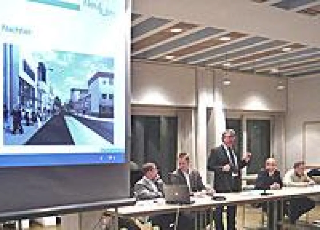 Der Oberbürgermeister der Stadt Neu-Ulm, Gerold Noerenberg (Mitte) erläutert die geplante Neugestaltung Bahnhofstraße.