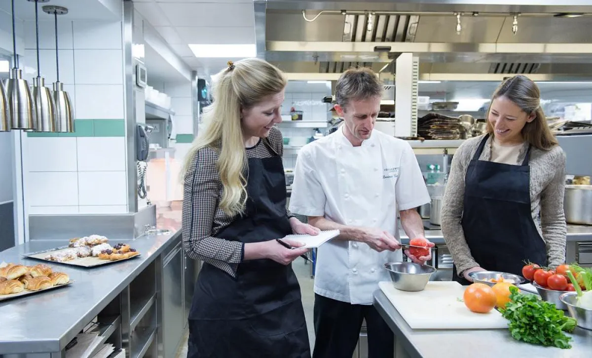 Dominic Teague unterweise Lehrwillige in Sachen gesundens Kochen. © One Aldwych