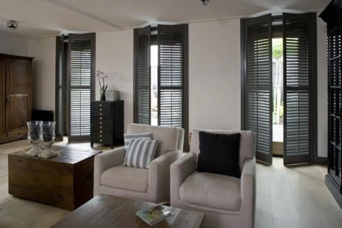 Die Innenfensterläden ?Jasno Shutters? lassen sich individuell auf jede Fensterform abstimmen. Bild: tdx/Jasno