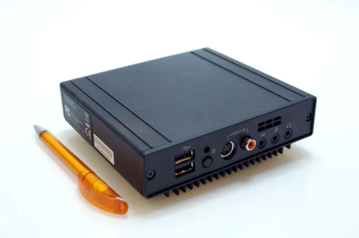 Dauereinsatz-PC auf der Fläche einer CD-Box Bild: Dauereinsatz-PC auf der Fläche einer CD-Box