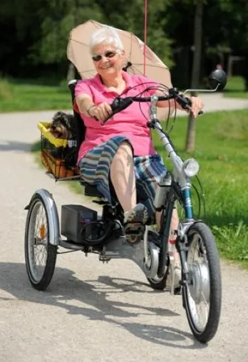 Bild: Zwei Bayern auf Rügen - 70-jährige Münchnerin radelt mit Dackel "Sauser" 1.000 km in 50 Tagen