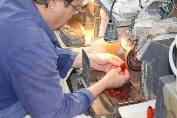 Bild: Vom Rohopal bis zum fertigen Schmuckstein: Live-Schleifaktion und Ausstellung bei Christian Heyden in Köln