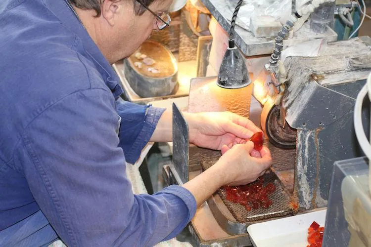 Vom Rohopal bis zum fertigen Schmuckstein: Live-Schleifaktion und Ausstellung bei Christian Heyden in Köln Bild: Vom Rohopal bis zum fertigen Schmuckstein: Live-Schleifaktion und Ausstellung bei Christian Heyden in Köln