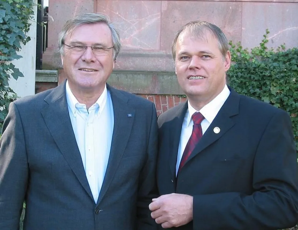 Vor dem Truman-Haus, v.l.n.r. Dr. Gerhardt, Senator Daiger/Foto: Dr. Walser Dental GmbH